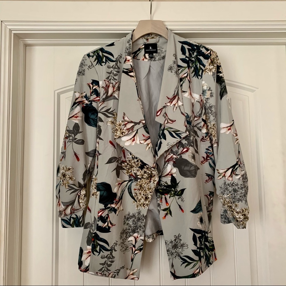 ✨SOLD✨Lovely grey floral blazer